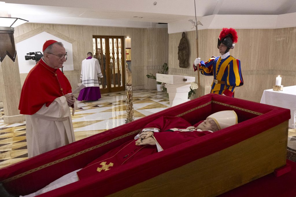 corpo-do-papa-francisco-vai-a-basilica-de-sao-pedro-para-velorio-aberto-ao-publico