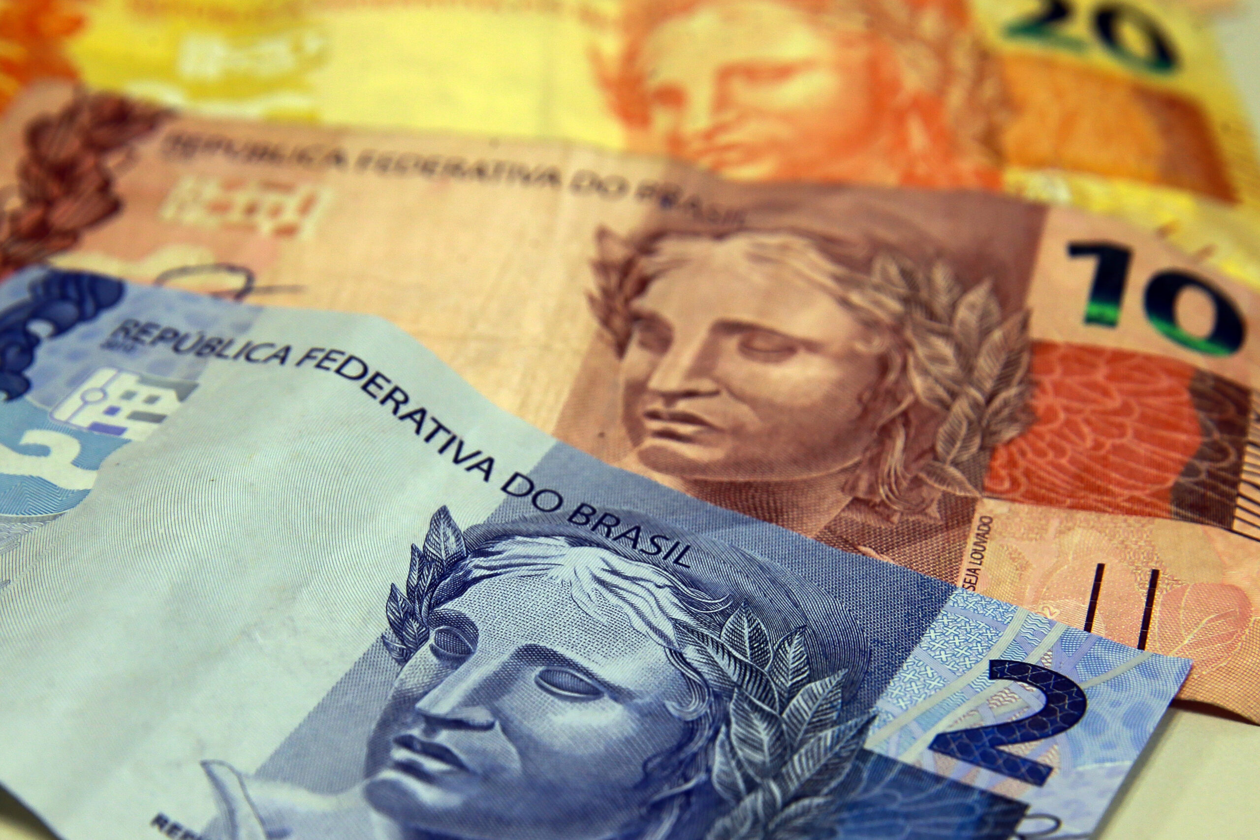 com-feriado-nos-eua-e-agenda-interna-vazia,-taxas-de-juros-tem-leve-alta