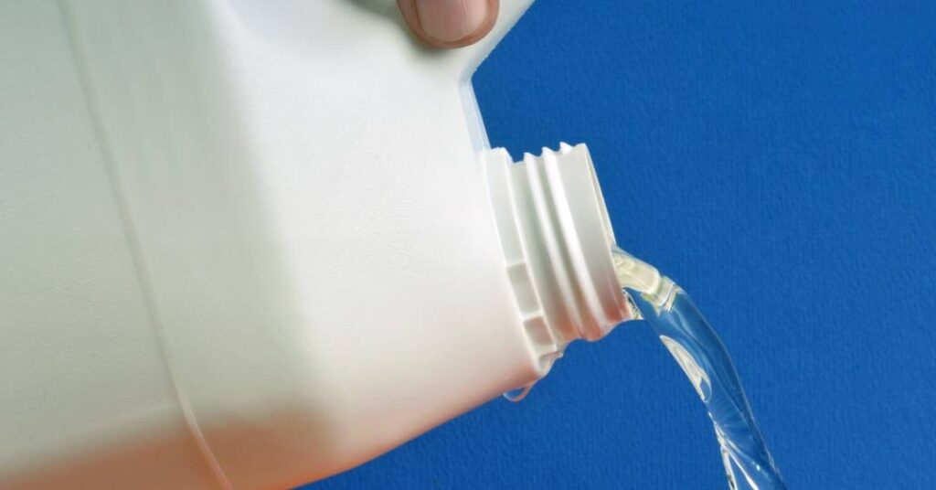 uso-indevido-de-agua-sanitaria-pode-levar-a-morte;-veja-como-usar-com-seguranca