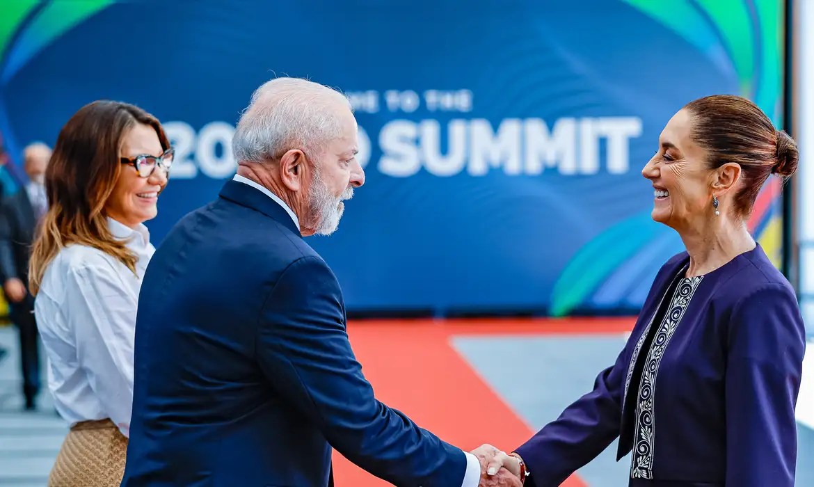 em-meio-a-tarifaco,-lula-fala-com-presidente-do-mexico-e-propoe-ampliar-negocios