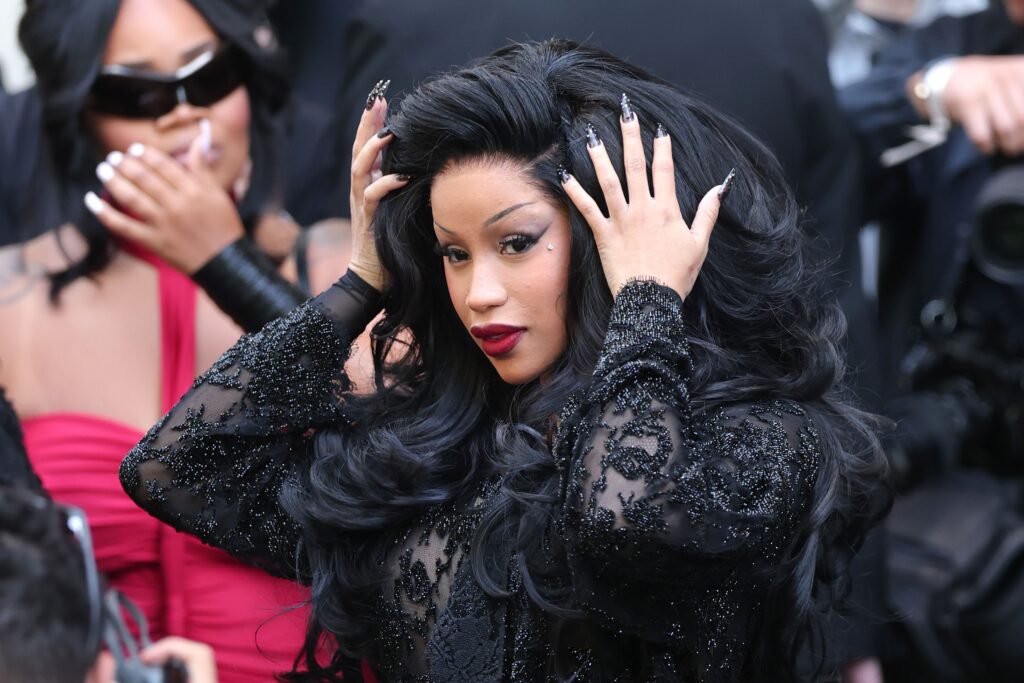 cardi-b-leva-sua-autenticidade-crua-ao-tribunal,-atraindo-uma-multidao