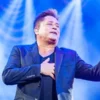 Fã joga água em Leonardo durante show: episódio viraliza nas redes sociais