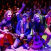 Moda de Rock revive ‘Canalha’ e ‘Steve Jobs’ em EP ao vivo com Zeca Baleiro
