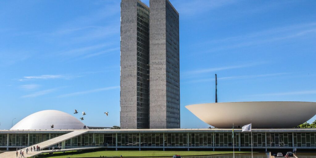 senado-aprova-pena-maior-a-quem-fornecer-drogas-ou-bebidas-a-menores