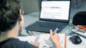 7-em-cada-10-alunos-de-ensino-medio-usam-inteligencia-artificial-em-pesquisas;-alunos-relatam-falta-de-orientacao-sobre-como-usar