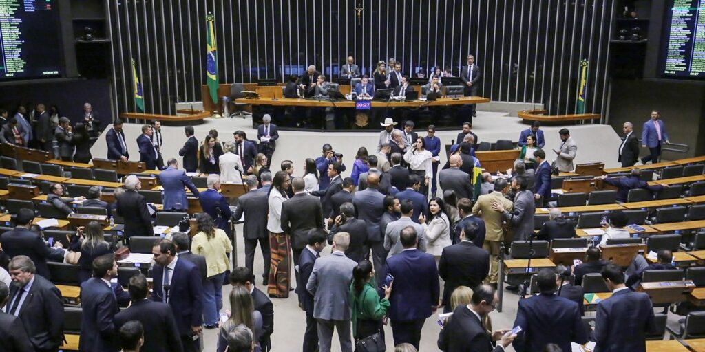 camara-aprova-urgencia-para-projeto-de-anistia-a-golpistas