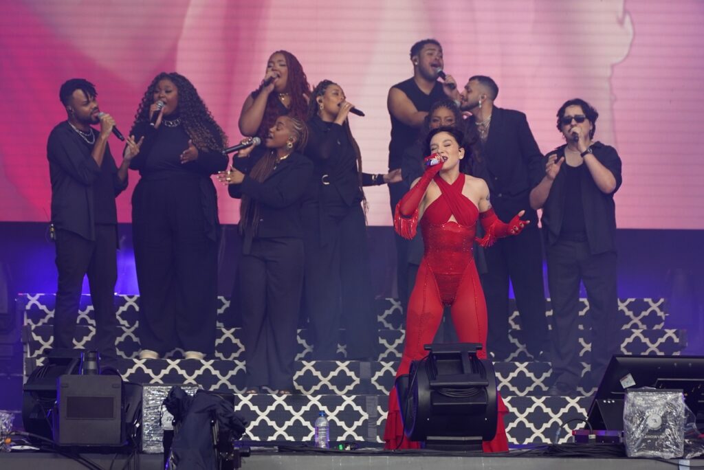 priscilla-vai-de-tim-maia-a-bruno-mars-em-show-divertido-no-the-town-2025