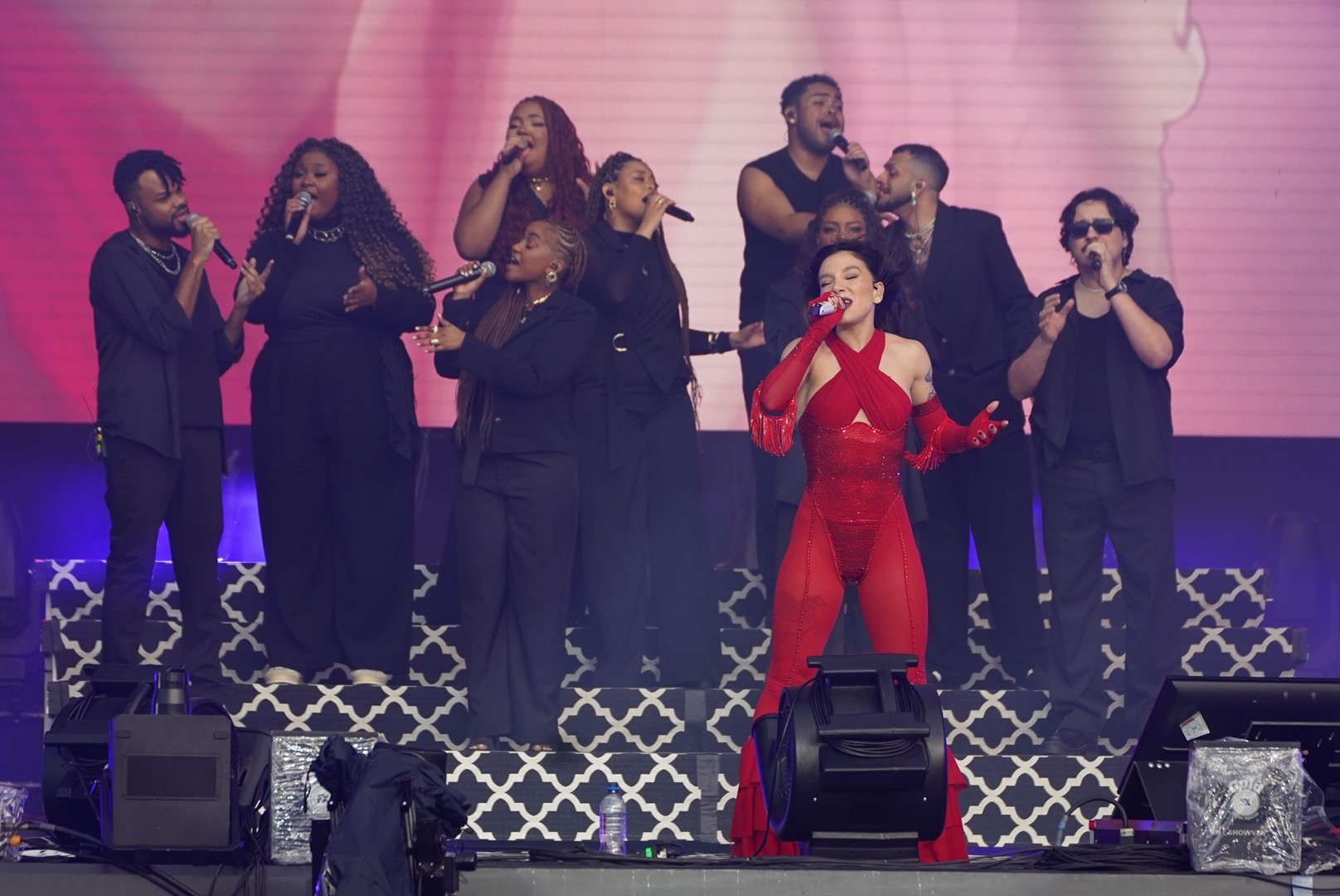 priscilla-vai-de-tim-maia-a-bruno-mars-em-show-divertido-no-the-town-2025