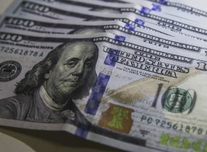 dolar-fecha-praticamente-estavel,-a-r$-5,54,-mas-sobe-2,26%-na-semana
