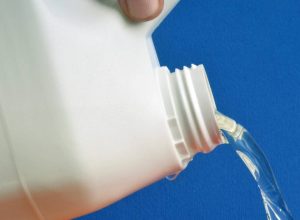 uso-indevido-de-agua-sanitaria-pode-levar-a-morte;-veja-como-usar-com-seguranca