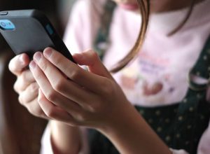 celular-antes-dos-13-impacta-saude-mental-e-pode-afetar-1-em-cada-3-jovens-da-proxima-geracao,-diz-estudo