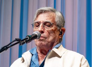 ivan-lins-celebra-preta-gil-com-cancao-‘vitoriosa’-na-estreia-nacional-de-show-que-teve-requiem-para-meninos-de-gaza