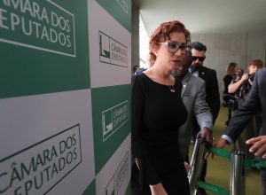 hugo-motta-diz-que-providencias-sobre-zambelli-ja-estao-sendo-tomadas