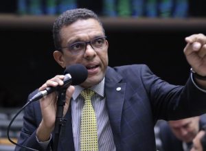 deputado-da-direita-rebate-carlos-bolsonaro:-‘se-nao-pedir-anistia,-voce-sera-chamado-de-rato’