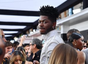 lil-nas-x-e-preso-apos-andar-seminu-e-vai-a-hospital-por-suspeita-de-overdose