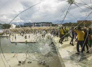 condenada-pelo-8/1-e-presa-ao-chegar-no-brasil-em-voo-de-deportados