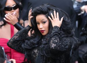 cardi-b-leva-sua-autenticidade-crua-ao-tribunal,-atraindo-uma-multidao