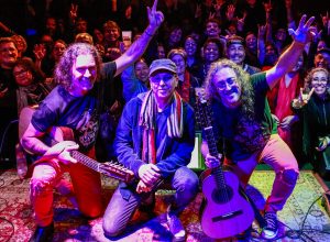 moda-de-rock-revive-‘canalha’-e-‘steve-jobs’-em-ep-ao-vivo-com-zeca-baleiro