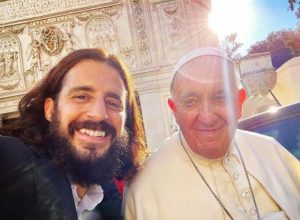 jesus-de-the-chosen-relembra-encontros-com-papa:-“profundamente-grato”