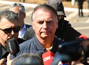 Bolsonaro é levado pela PF
Foto: Evaristo Sa/AFP